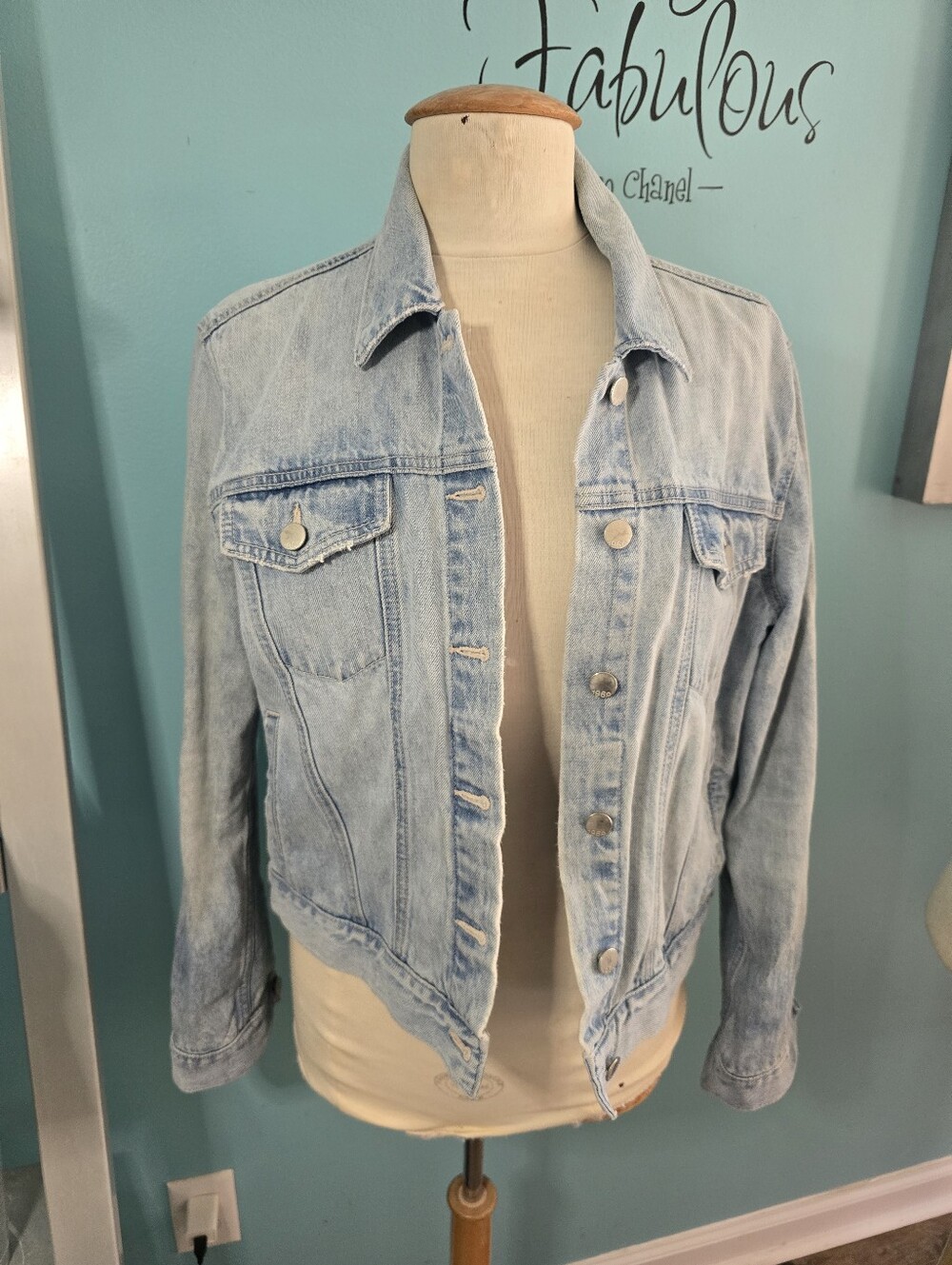 Timeless and Chic GAP Light Blue Denim Jacket - Picture 5 of 6